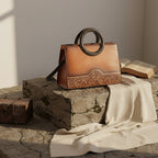  Sac cabas Heritage Vintage en cuir pleine fleur patiné, silhouette souple et structurée, avec finitions métalliques couleur canon de fusil. 