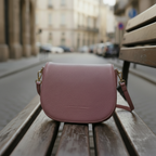 Sac bandoulière en cuir véritable rose antique, avec anse amovible, boucle métallique dorée brillante et format 26 × 20 × 10 cm