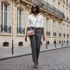 Mini sac à bandoulière en cuir pleine fleur rose, fabriqué en Italie, avec chaîne dorée amovible, rabat magnétique et intérieur doublé avec poche plate. 