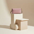 Mini sac à bandoulière en cuir pleine fleur rose, fabriqué en Italie, avec chaîne dorée amovible, rabat magnétique et intérieur doublé avec poche plate. 