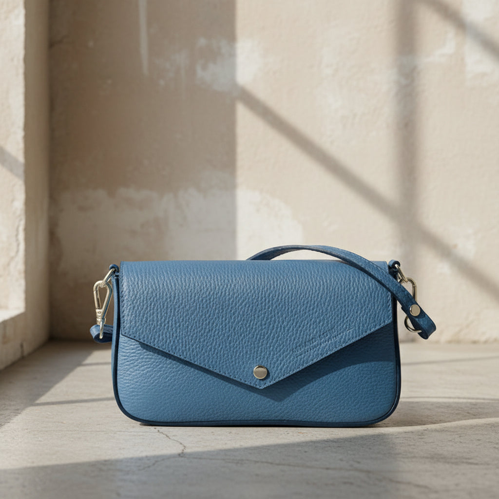 Mini sac à bandoulière en cuir pleine fleur fabriqué en Italie, avec chaîne amovible dorée, rabat magnétique et intérieur doublé avec poche plate.