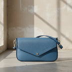 Mini sac à bandoulière en cuir pleine fleur fabriqué en Italie, avec chaîne amovible dorée, rabat magnétique et intérieur doublé avec poche plate.