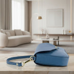 Mini sac à bandoulière en cuir pleine fleur fabriqué en Italie, avec chaîne amovible dorée, rabat magnétique et intérieur doublé avec poche plate.