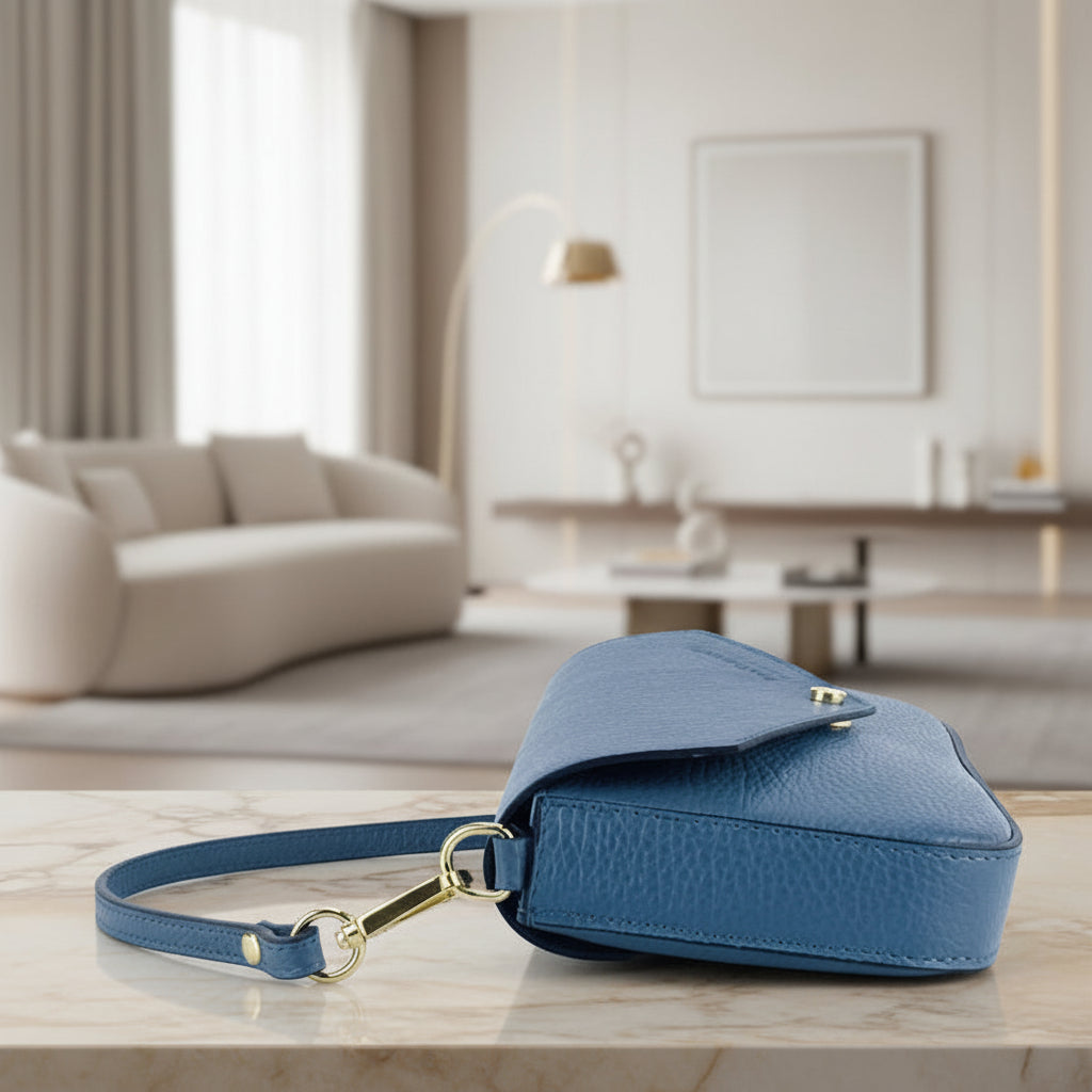 Mini sac à bandoulière en cuir pleine fleur fabriqué en Italie, avec chaîne amovible dorée, rabat magnétique et intérieur doublé avec poche plate.