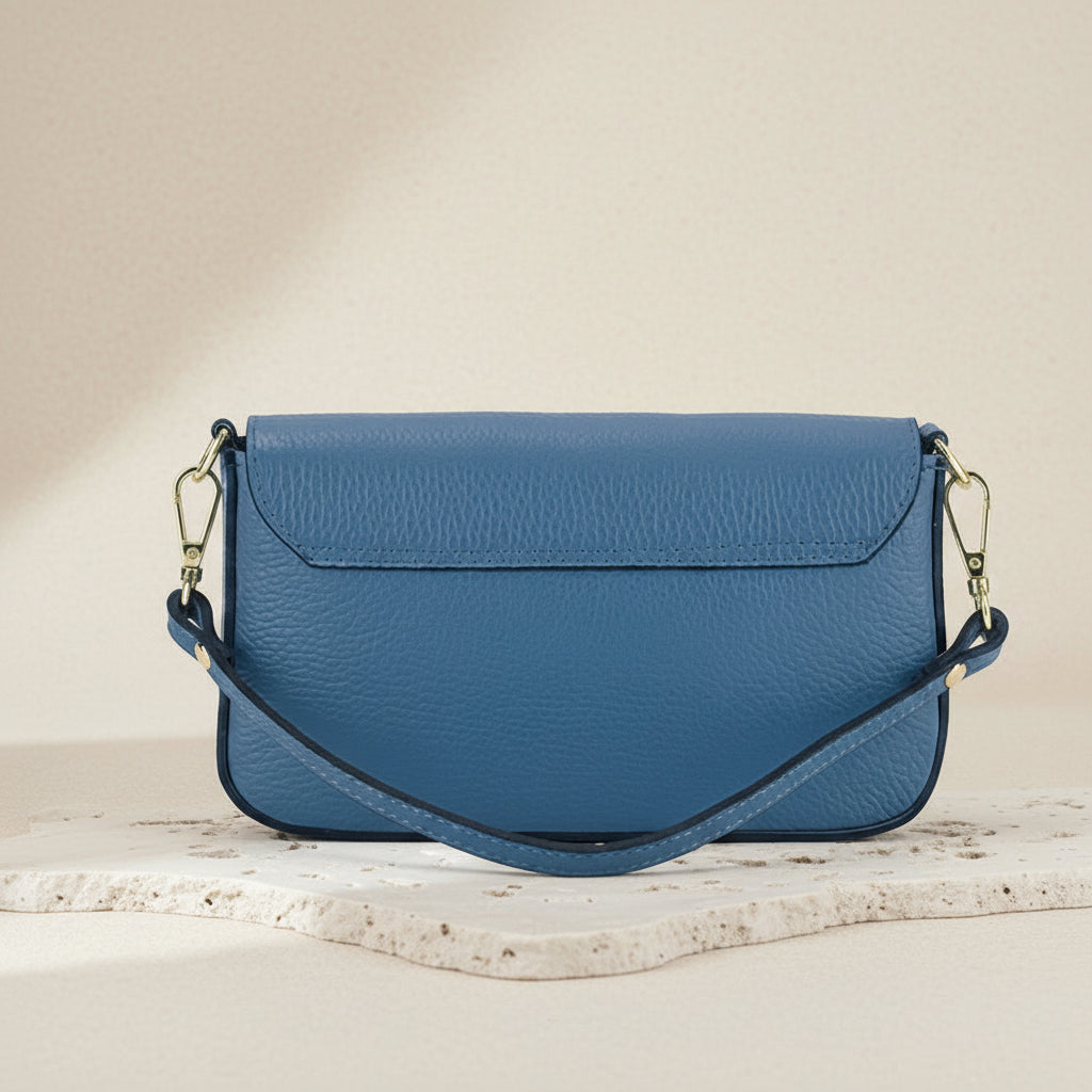 Mini sac à bandoulière en cuir pleine fleur fabriqué en Italie, avec chaîne amovible dorée, rabat magnétique et intérieur doublé avec poche plate.