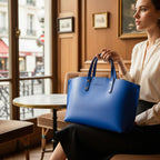 Grand sac à main en cuir véritable bleu royal, avec bandoulière amovible, pochette interne extractible et finitions canon de fusil brillantes, format 48 × 31 × 11 cm. 