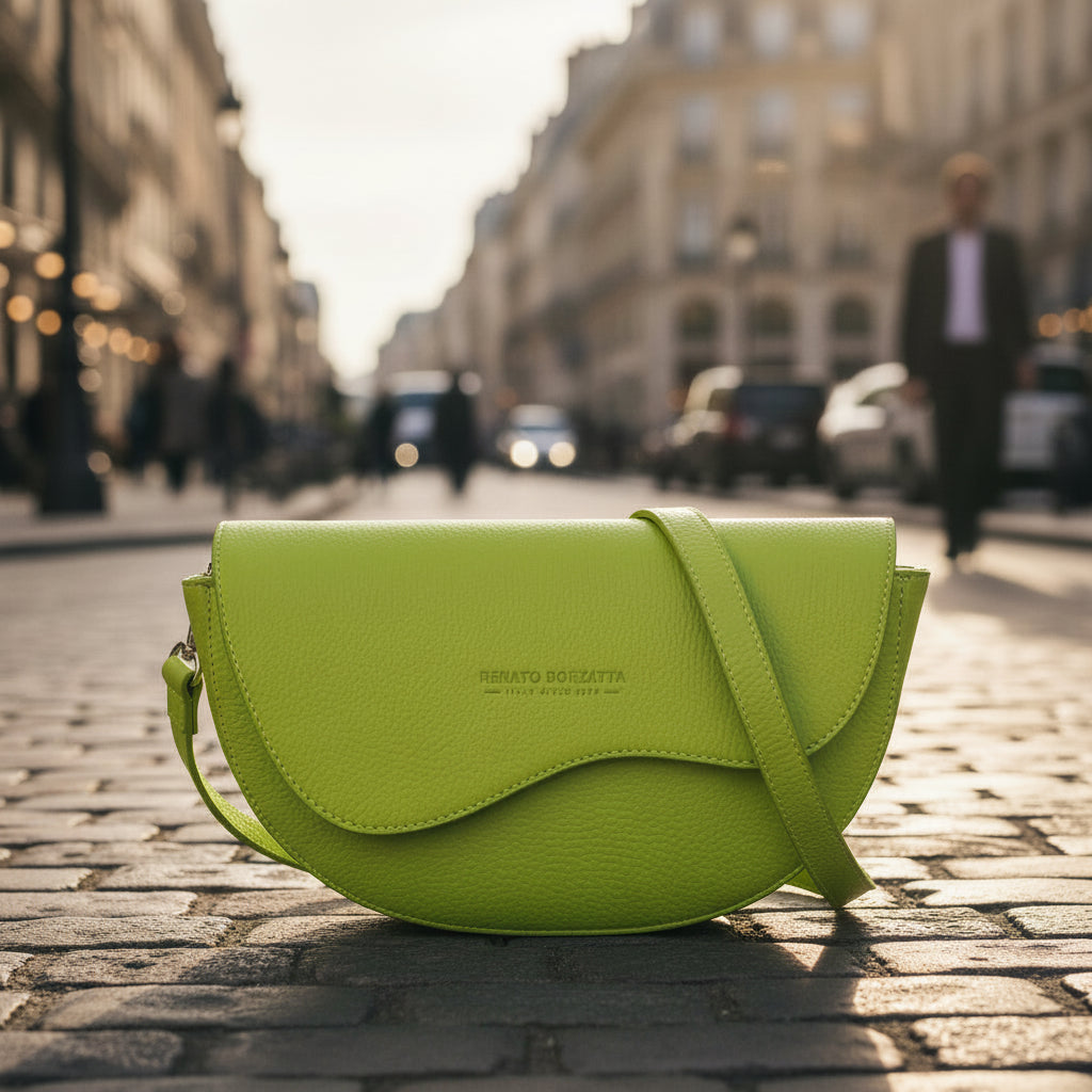 Jade, Sac bandoulière en cuir pleine fleur vert forêt, format compact, bandoulière réglable, finitions canon de fusil, fabriqué en Italie.