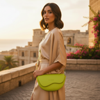 Jade, Sac bandoulière en cuir pleine fleur vert forêt, format compact, bandoulière réglable, finitions canon de fusil, fabriqué en Italie.