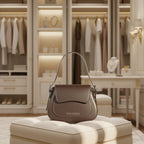 Sac Emma en cuir lisse Testa Moro, fabriqué en Italie, avec pattina magnétique, zip interne et poches de rangement, silhouette compacte et élégante