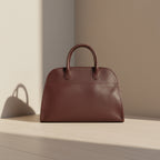 Grand sac Frida en cuir pleine fleur, silhouette structurée et spacieuse, fabriqué en Italie avec finitions artisanales.