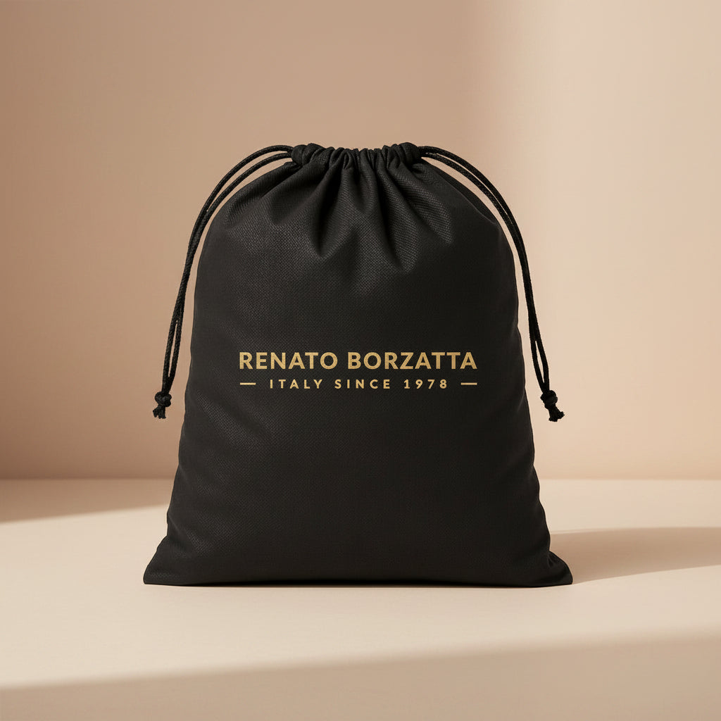 Sac porté épaule Arianna en cuir sauvage souple noir, fabriqué en Italie, avec accessoires métal or mat et format 34 × 15 × 16 cm, poignée de 20 cm.