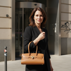 Sac porté épaule Arianna en cuir sauvage souple couleur cognac, fabriqué en Italie, avec métallerie or mat et format 34 × 15 × 16 cm, poignée de 20 cm.