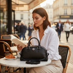  Sac bowling Virginia en cuir Saffiano noir, fabriqué en Italie, avec accessoires argentés polis et format 35 × 19 × 14,5 cm, poignée de 12 cm.