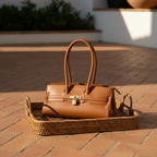 Sac porté épaule Arianna en cuir sauvage souple couleur cognac, fabriqué en Italie, avec métallerie or mat et format 34 × 15 × 16 cm, poignée de 20 cm.