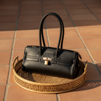 Sac porté épaule Arianna en cuir sauvage souple noir, fabriqué en Italie, avec accessoires métal or mat et format 34 × 15 × 16 cm, poignée de 20 cm.