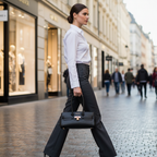 Sac porté épaule Arianna en cuir sauvage souple noir, fabriqué en Italie, avec accessoires métal or mat et format 34 × 15 × 16 cm, poignée de 20 cm.